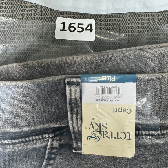 Terra & Sky Womens Plus Size 4X (28W-30W) Gray Denim Capri Jeggings - Picture 9 of 10